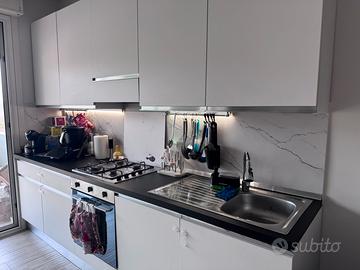 Cucina + frigo  +divano + tavolo con 4 sedie