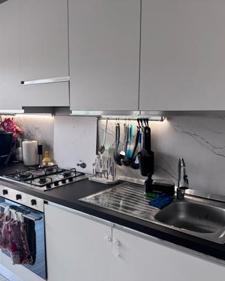Cucina + frigo  +divano + tavolo con 4 sedie