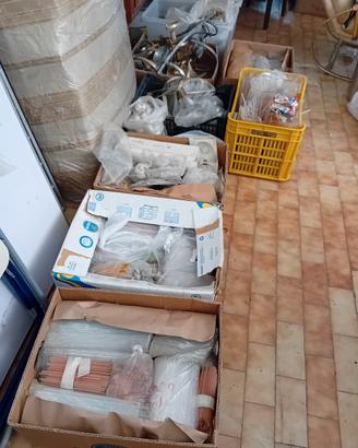 materiale proveniente da negozio di illuminazione 