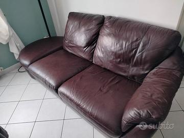 divano in pelle marrone Ikea