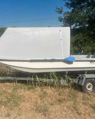 Barca con carrello da pesca