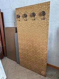 Attaccapanni vintage con tessuto damascato dorato