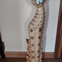 Gatto in legno chiaro con decorazione a pittura