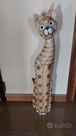 Gatto in legno chiaro con decorazione a pittura