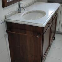 Lavabo in marmo con mobile e miscelatore 