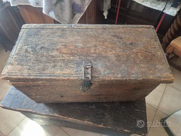 scrigno antico in legno 