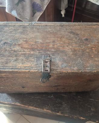 scrigno antico in legno 