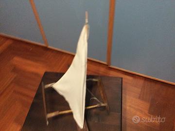 Barca in legno fatta a mano