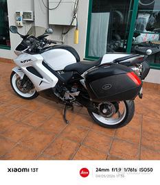 Honda VFR 800 con borse e gomme nuove