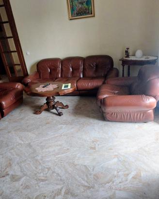 divano e due poltrone