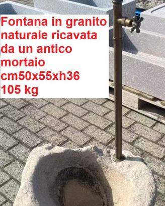 Fontana in granito ricavata da un antico mortaio