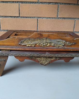 Antico leggio in legno