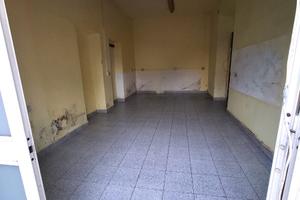 Locale piano terra con bagno e cucinotto