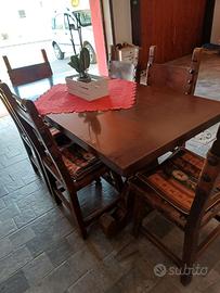 Tavolo e sedie in legno massiccio