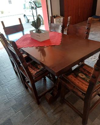 Tavolo e sedie in legno massiccio