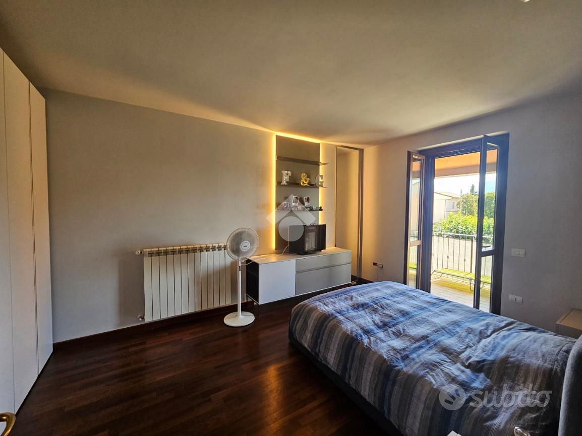 VILLA A SCHIERA A FOLIGNO - Altro