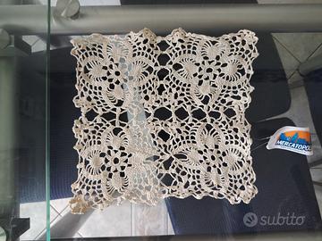 Centro tavola quadrato all’uncinetto