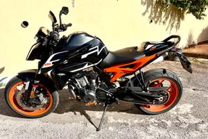 Ktm Duke 890 GP con techpack