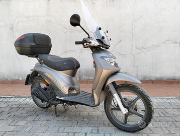 Piaggio liberty 125 + Casco Airoh Helyos (M)