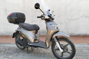 Piaggio liberty 125 + Casco Airoh Helyos (M)