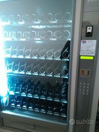 Distributore automatico bibite e pasticceria