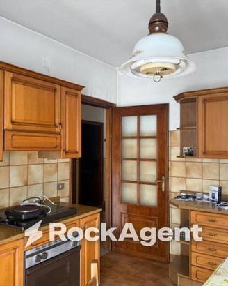 Casa indipendente di 200 m² con più di 5 locali a 