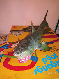 Grande squalo in plastica