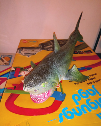 Grande squalo in plastica