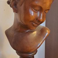 Statua in legno un supporto in pietra