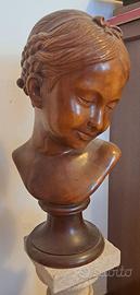 Statua in legno un supporto in pietra