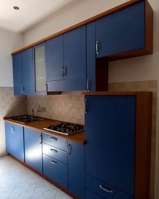 Cucina completa con elettrodomestici Indesit – com