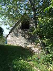 Fabbricato rurale in pietra e terreno agricolo