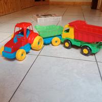 trattore con traino e camioncino