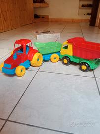 trattore con traino e camioncino