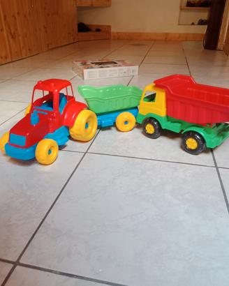 trattore con traino e camioncino