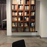 Libreria BOOK in legno massello e vetro – di negoz