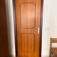 Porte interne in legno con di telaio e maniglia