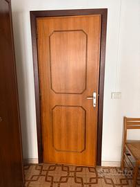 Porte interne in legno con di telaio e maniglia
