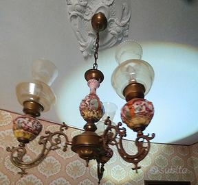Lampadario vintage di ottone e porcellana