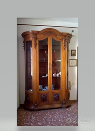 Elegante vetrina antica con decori scolpiti