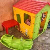 Casetta con dondolo e tavolino