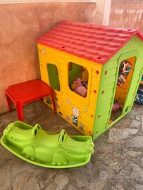 Casetta con dondolo e tavolino