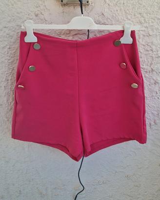 Gonna rosa con bottoni argentati
