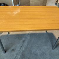 Tavolo in formica e sedie