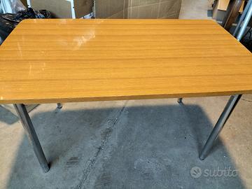 Tavolo in formica e sedie