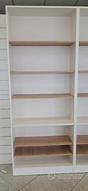 Scaffali in legno  bianco – modulari e versatili