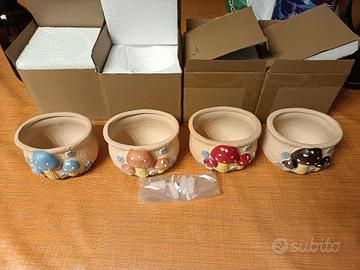 4 vasetti ceramica con funghi in rilievo colorati