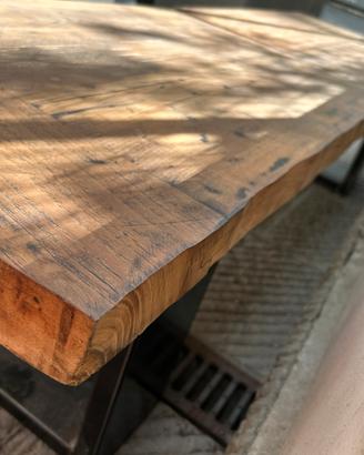 Tavolino in legno di noce stile industriale
