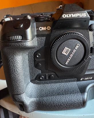 Olympus EM-1X con 5000 scatti, nuova e completa