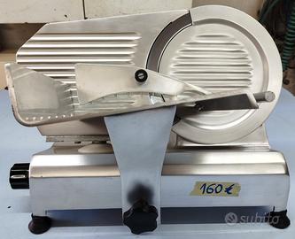 Affettatrice elettrica con lama da 22cm 